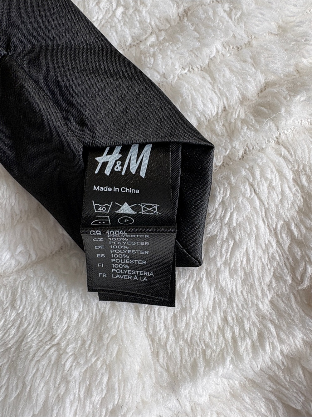 H&M Solid Black Skinny Polyester Men's Tie - Picture 2 of 3
